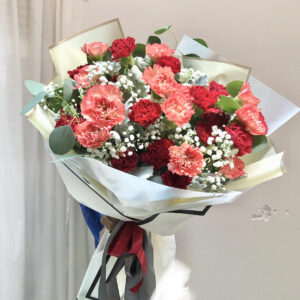 Bộ sưu tập theo xu hướng mới nhất ! Chúng tôi cập nhật thường xuyên những mẫu hoa mới nhất, những loại hoa nhập khẩu theo mùa. Cùng với đó, những sản phẩm hoa bó mẫu dùng hoa hồng cũng được các florist sáng tạo để khách hàng có lựa chọn đa dạng, phong phú Cùng tham khảo những mẫu bó hoa xinh xắn nhất trong Bộ sưu tập Hoa bó tại shop nhé! Hotline luôn sẵn sàng! Bạn cần tặng một bó hoa cho dịp nào? Đối tượng là ai? Những mong muốn và sở thích riêng của bạn và người ấy? Hãy chia sẻ những điều đó với những florist tận tâm của chúng tôi nhé! Hotline luôn sẵn sàng lắng nghe và tư vấn để bạn có được món quà ý nghĩa và phù hợp. Dịch vụ chuyển hoa tận tay người nhận chu đáo, chuyên nghiệp. Trao gửi những yêu thương thay khách hàng một cách tận tâm nhất! Đừng ngại ngần gọi tới Hotline 0886291555 hoặc Zalo 0902133725 ( Ms Huyền) để được tư vấn đặt hoa miễn phí. Những florist tận tâm luôn luôn sẵn sàng để bạn có được một sản phẩm hài lòng nhất! ————– Hoa Hà Nội – Hoa xinh, mình nhớ…! Inbox trực tiếp tại Fanpage: Điện hoa Hà Nội Dịch vụ chuyển hoa tận tay người nhận chuyên nghiệp, tận tâm Tặng kèm banner và thiệp chúc mừng xinh xắn Địa chỉ: Số 141/150 Giáp Nhị, Hoàng Mai, HN Hotline: 0886291555. Imess/Zalo Ms Huyền 0902133725