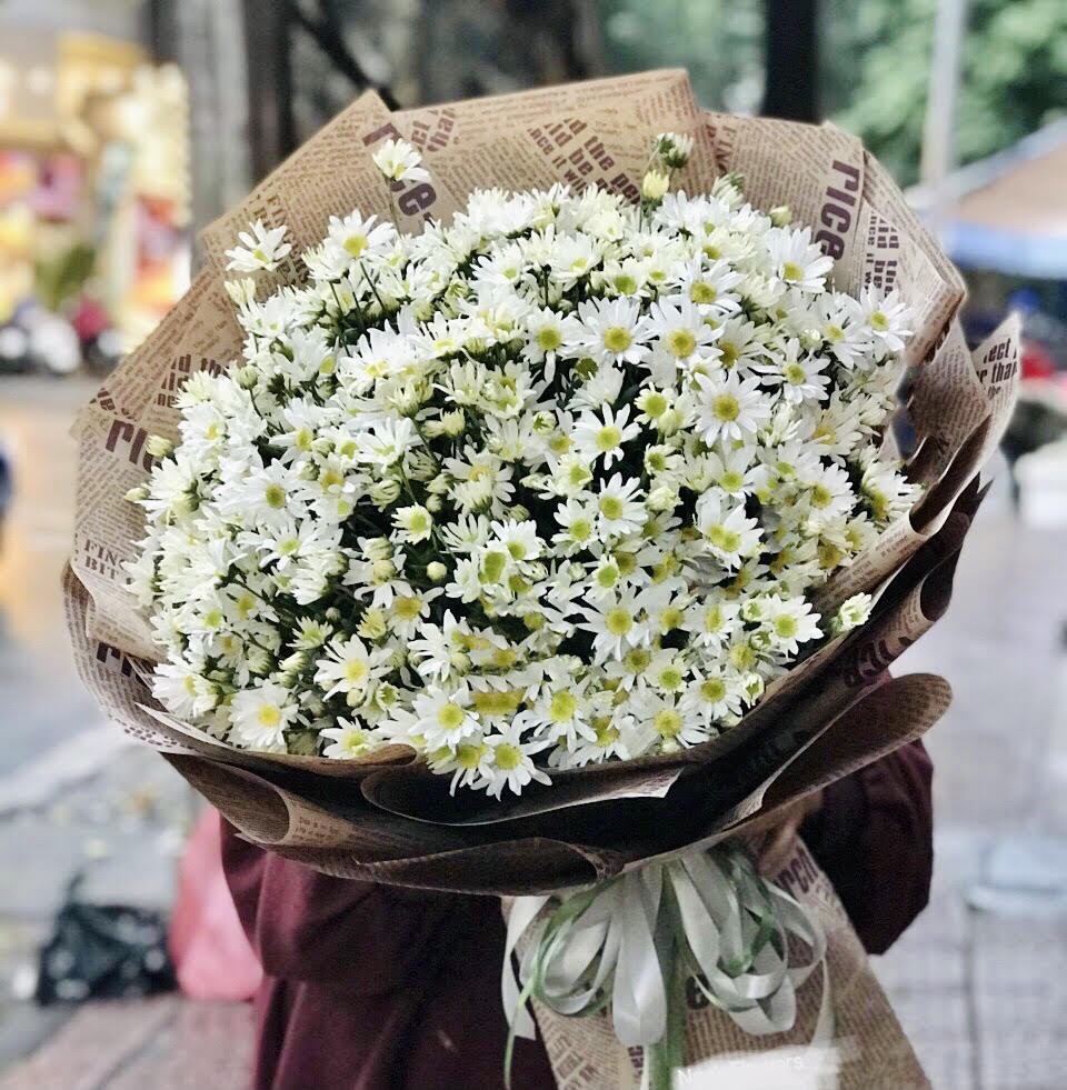 Hanoi Florist mang đến cho bạn sự tiện lợi và đẳng cấp khi mua sắm hoa tươi và phụ kiện làm hoa. Tận hưởng chất lượng và dịch vụ chuyên nghiệp của đội ngũ nhân viên tại Hanoi Florist, bạn sẽ không còn phải lo lắng về việc tìm kiếm bất kỳ cửa hàng hoa nào khác nữa.